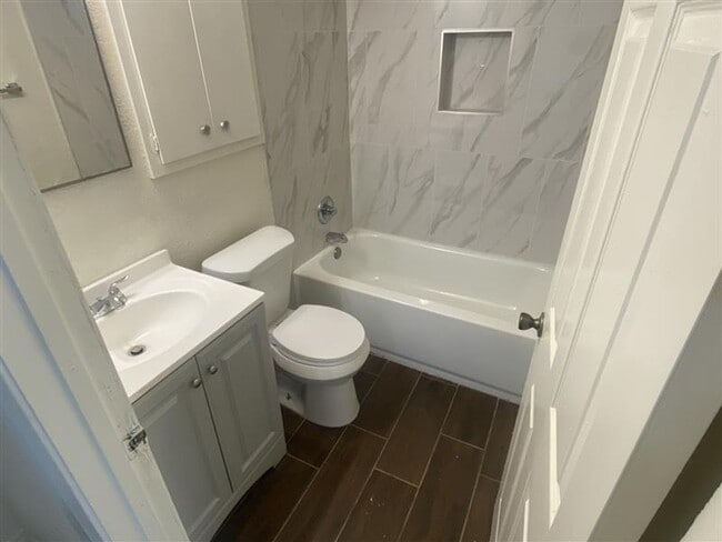 Building Photo - 2/1 Townhouse with covered parking