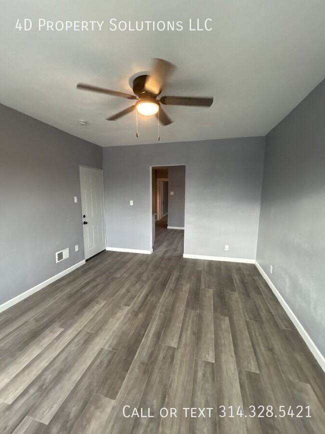 Building Photo - Cozy and Spacious Living in Upstairs Unit ...