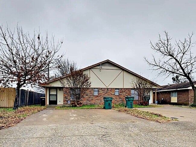 Building Photo - 1101 Suburban St