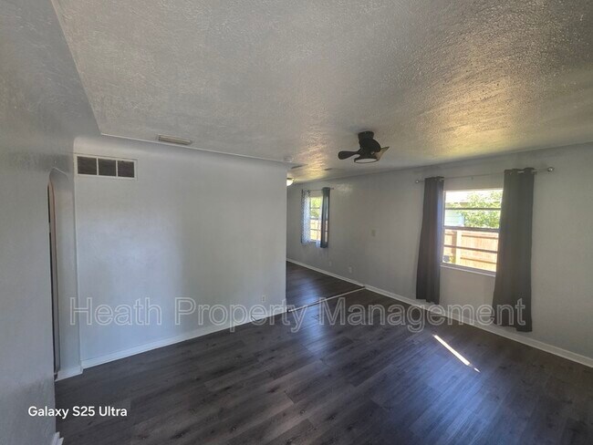 Building Photo - 1425 40th St S