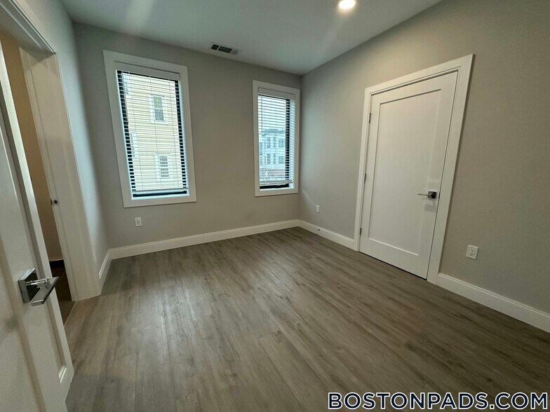 Building Photo - 656 Saratoga St