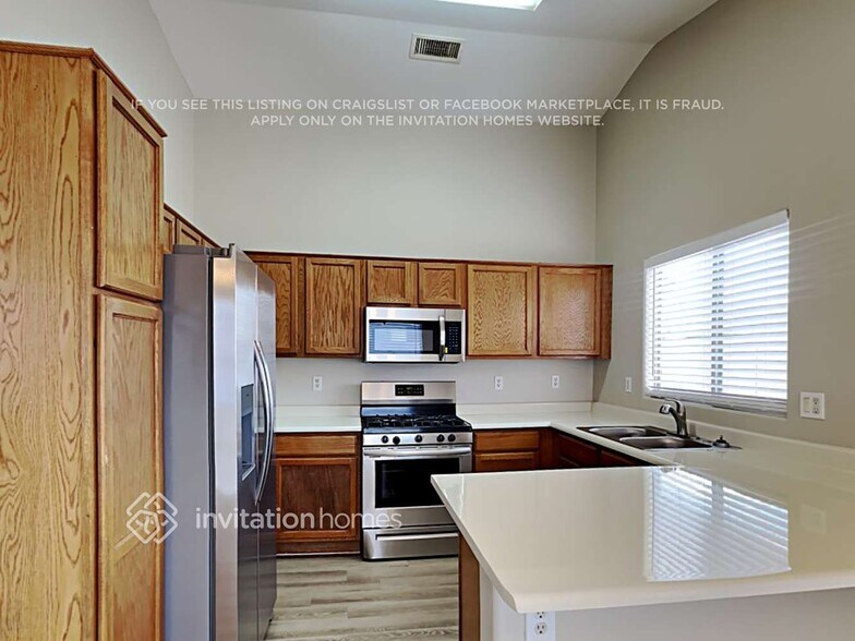 Building Photo - 10802 W Rio Vista Ln