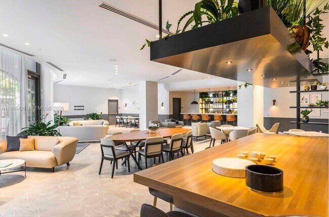 Building Photo - 2831 S Bayshore Dr