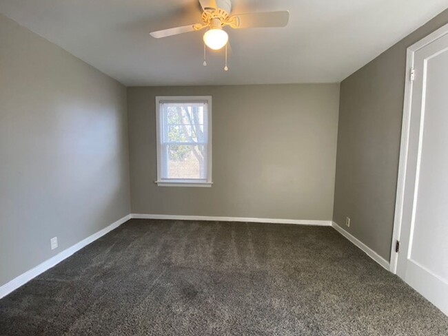 Building Photo - 2 Bedroom 1 Bathroom Home Available in Spr...