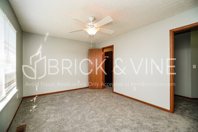 Building Photo - 950 Radbourne Dr