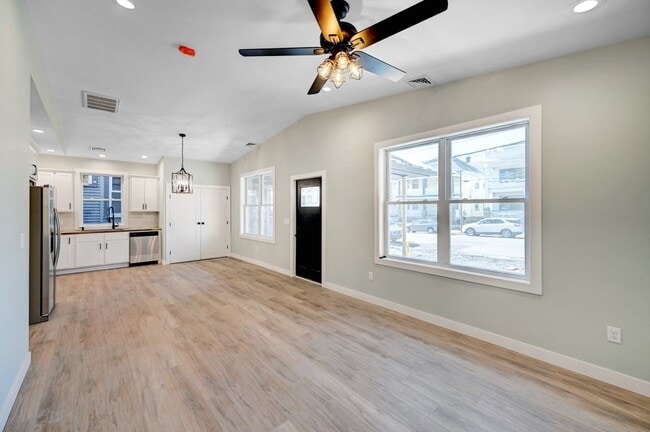 Building Photo - 617 E Locust St