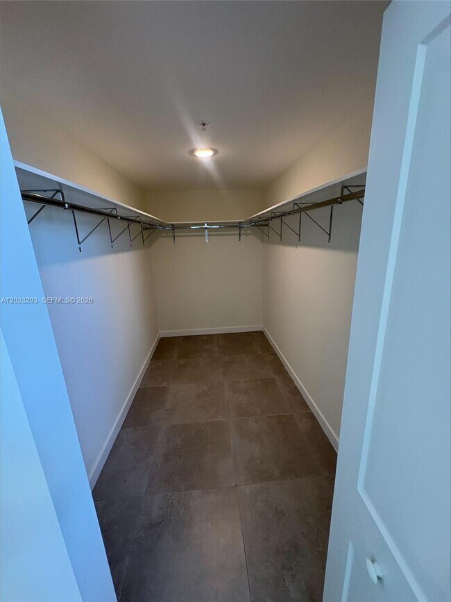 Building Photo - 16395 Biscayne Blvd