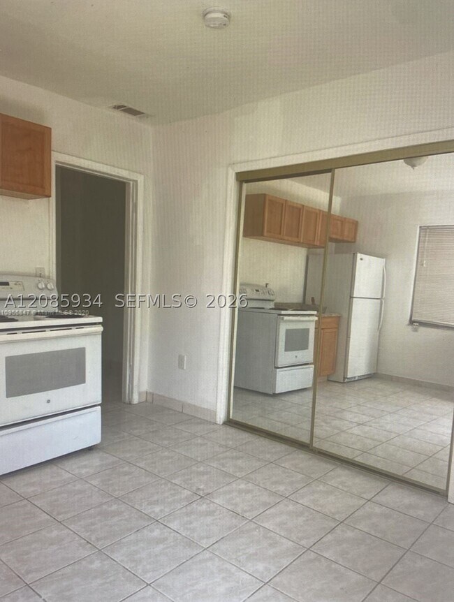 Building Photo - 526 SW 64th Ct