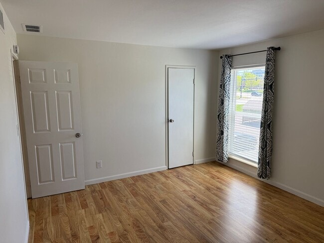 Building Photo - Stylish & Convenient 1-Bedroom Condo in Pr...