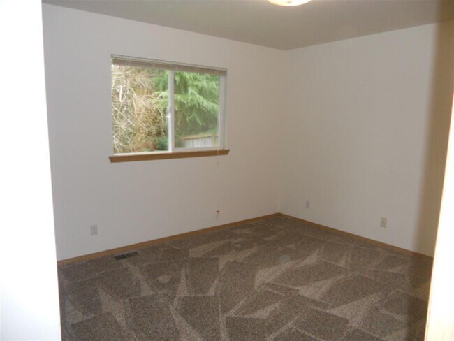 Building Photo - Spacious 3-Bed, 2-Bath Home with Private Y...