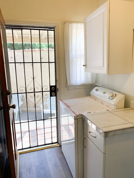 Laundry - Full Washer & Dryer In Unit - 8569 Horner St