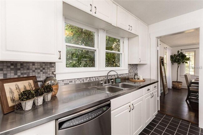 Building Photo - 1111 E Patterson St