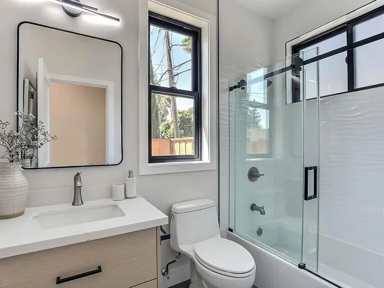 Designer finishes in bathroom - 200 Mountain View Ave