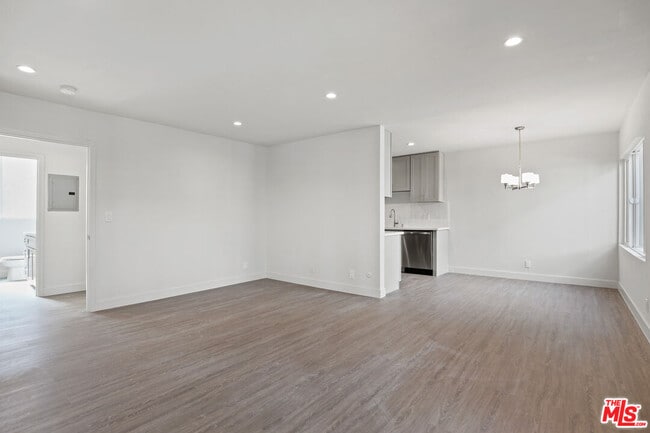 Building Photo - 1117 S Bronson Ave