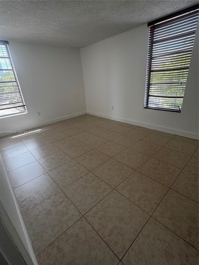 Building Photo - 9686 Fontainebleau Blvd