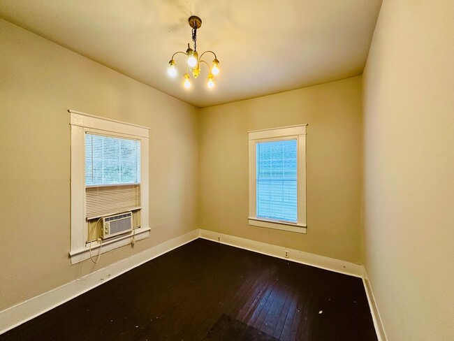 Building Photo - DOWNTOWN - 2 Bedroom - Big House! MOVE IN ...