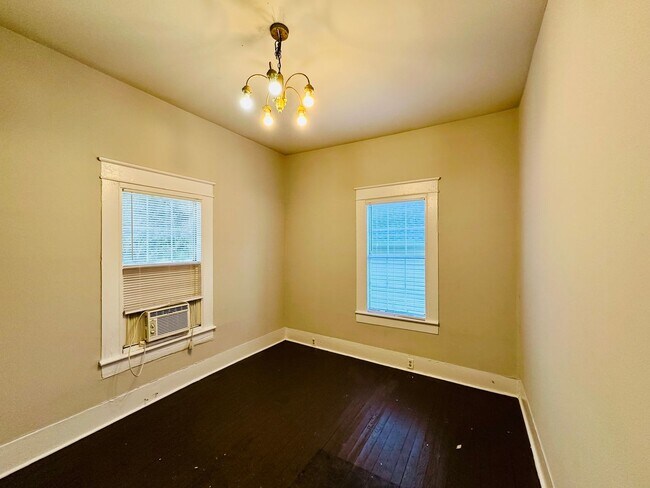 Building Photo - DOWNTOWN - 2 Bedroom - MOVE IN BY JULY 30t...