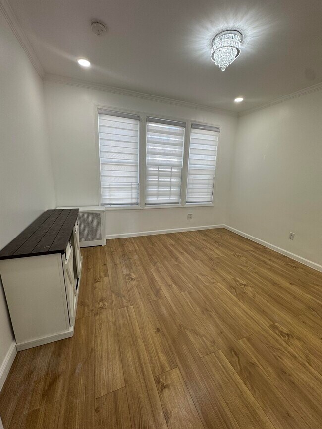 Building Photo - 395 Cator Ave
