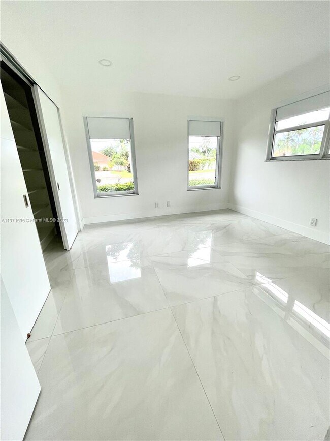 Building Photo - 5721 Bayview Dr