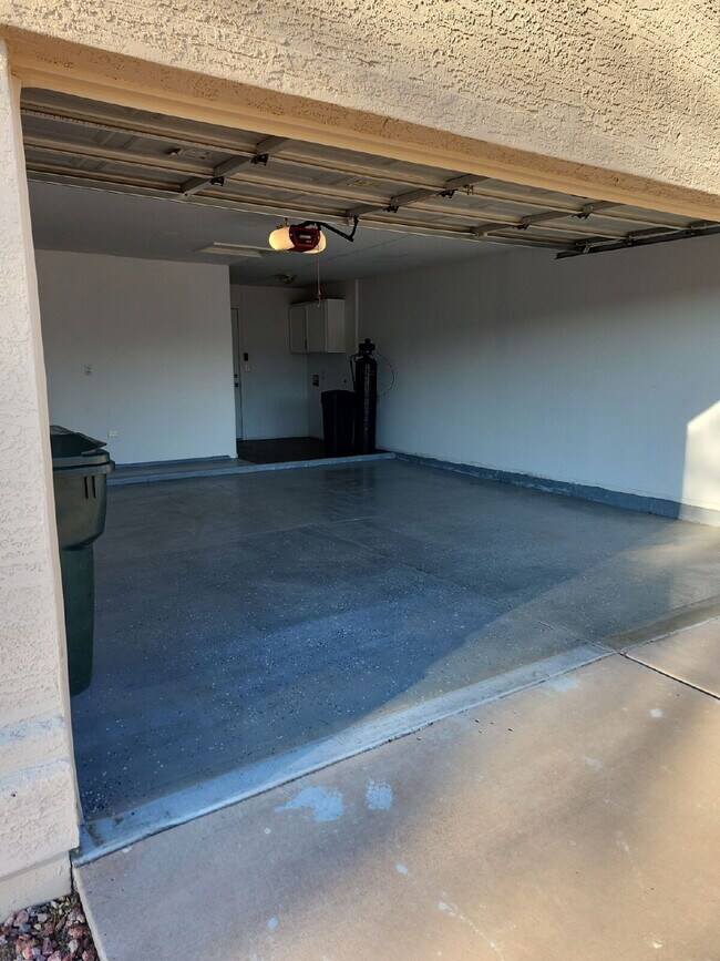 Building Photo - "Charming 3-Bedroom Oasis with 2 Baths in ...
