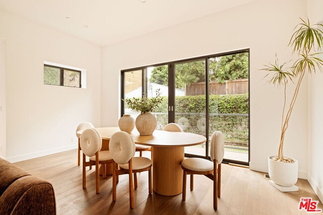 Building Photo - 1023 Superba Ave