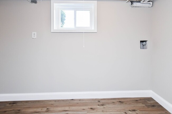 Building Photo - 4 Bedroom 2.5 Bathroom Open Floor Plan 3 S...