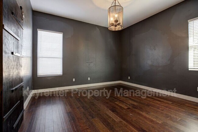 Building Photo - 727 NE 5th St