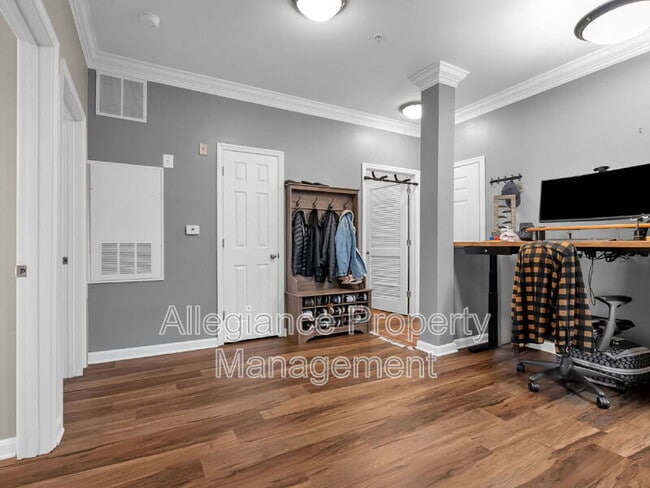 Building Photo - 4852 Eisenhower Ave