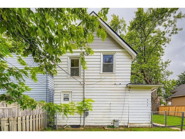 Building Photo - 911 Sims Ave