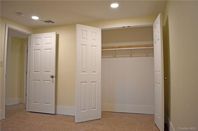 Building Photo - 33 E Vacation Dr
