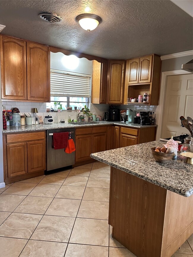 Building Photo - 10034 Westview Dr