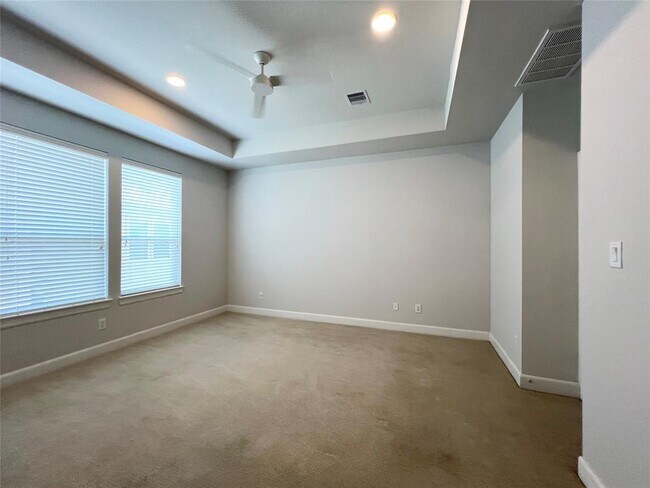 Building Photo - 942 W 18th St