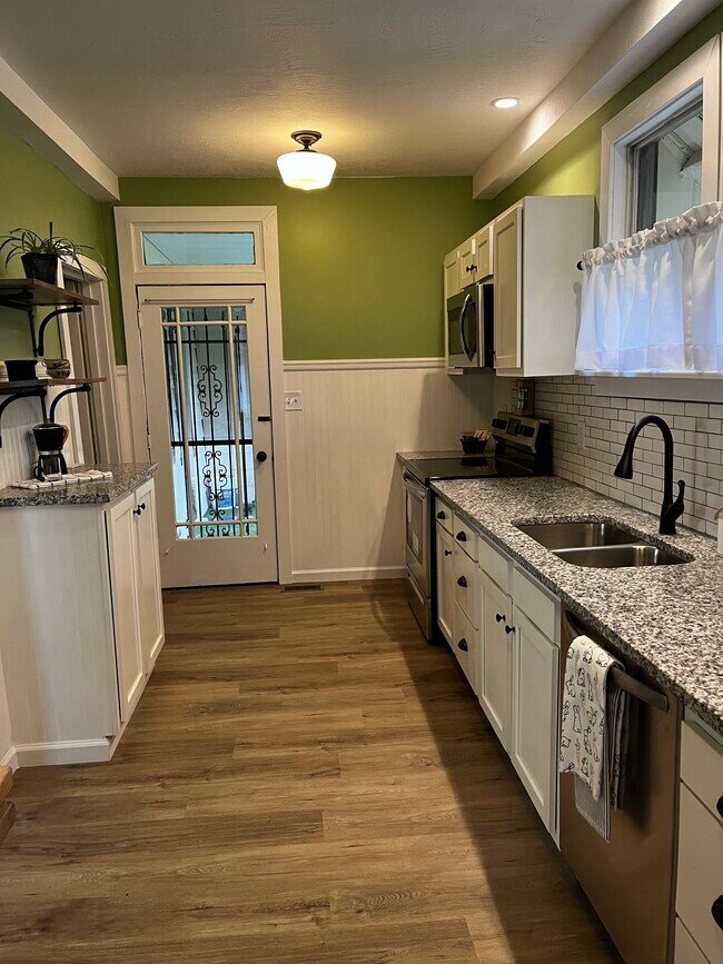 Building Photo - 201 Oak St