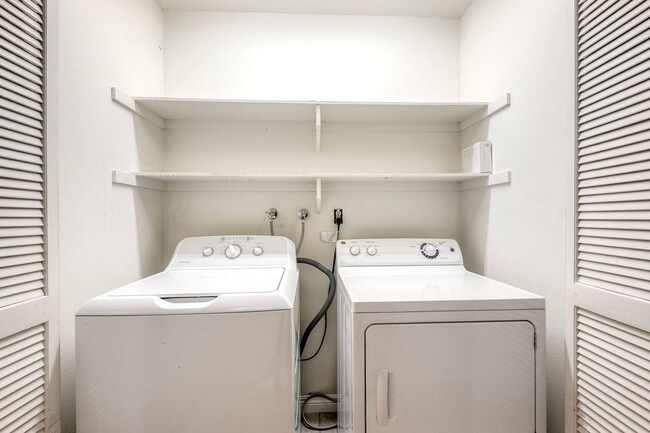 Building Photo - Rancho Bernardo 55+ Community Attached Home 2 Bed, 2 Ba with Patio, Private yard and Laundry