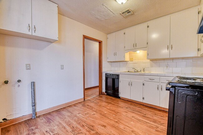 Building Photo - Charming Central Norman Home!