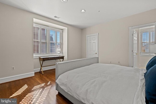 Building Photo - 128 Queen St