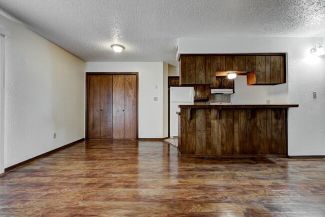 Building Photo - 1315 Glen Oaks Ct