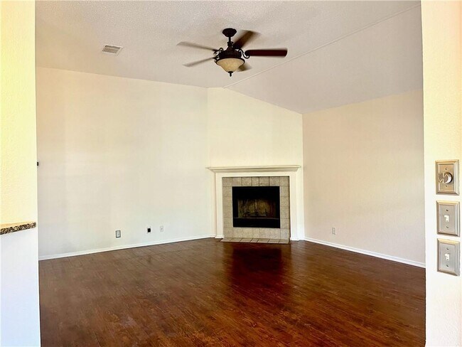 Building Photo - 16831 Bailey Jean Dr