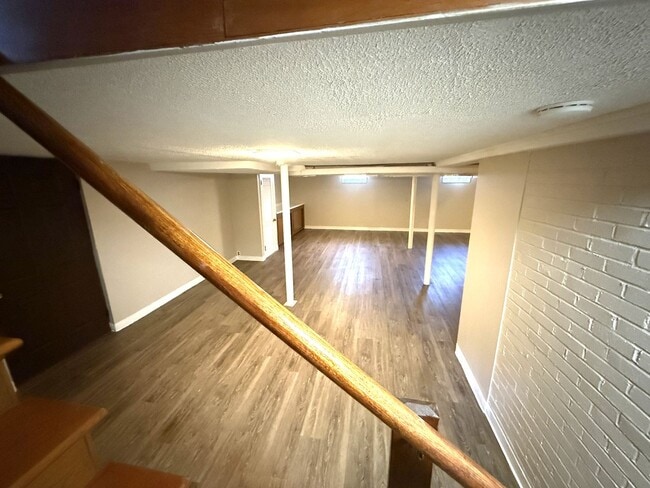 Building Photo - Spacious 3 Bedroom 2 Bath Home