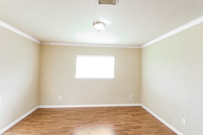 Building Photo - 4342 Lakewood Dr