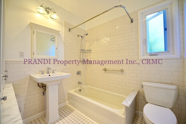 Building Photo - Available now!  3 Bedroom Gerstle Park home