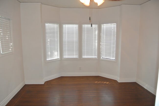 Building Photo - **COMING SOON!!** Spacious 2 Bedroom, 1 Bathroom Home near Convenient Old Town Pittsburg