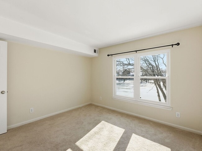 Building Photo - Perfectly situated in the highly sought-after Ponds of Centreville community!