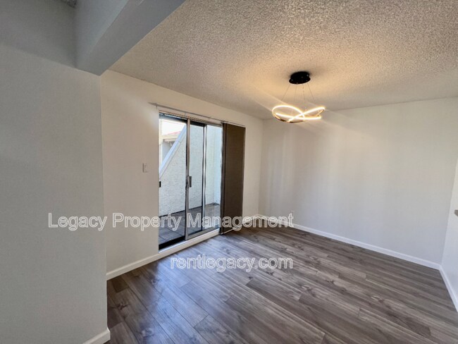 Building Photo - 2200 Laguna Cir