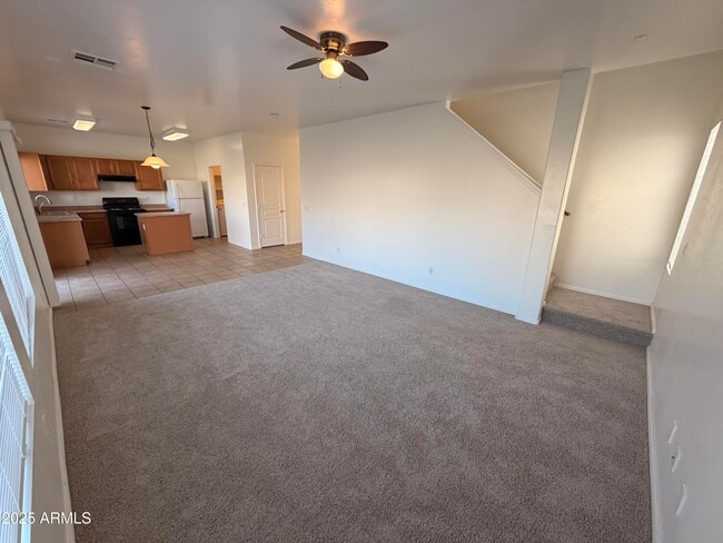 Building Photo - 422 E Saddle Way