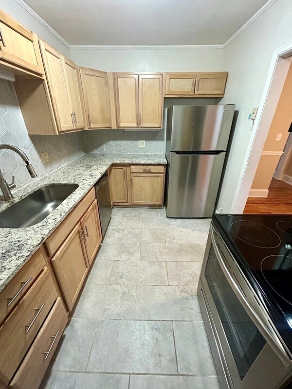 Building Photo - 204 N Laurel Ave