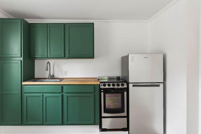 Building Photo - Newly updated apartment