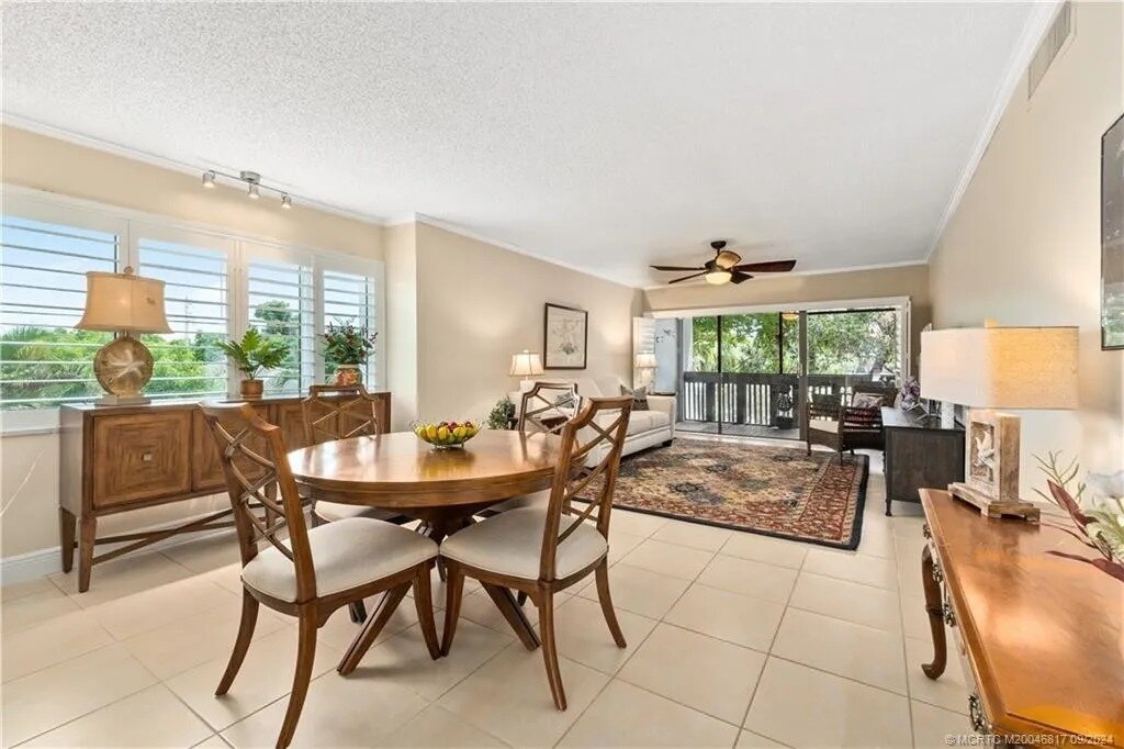 Dining Area - 175 SE Saint Lucie Blvd