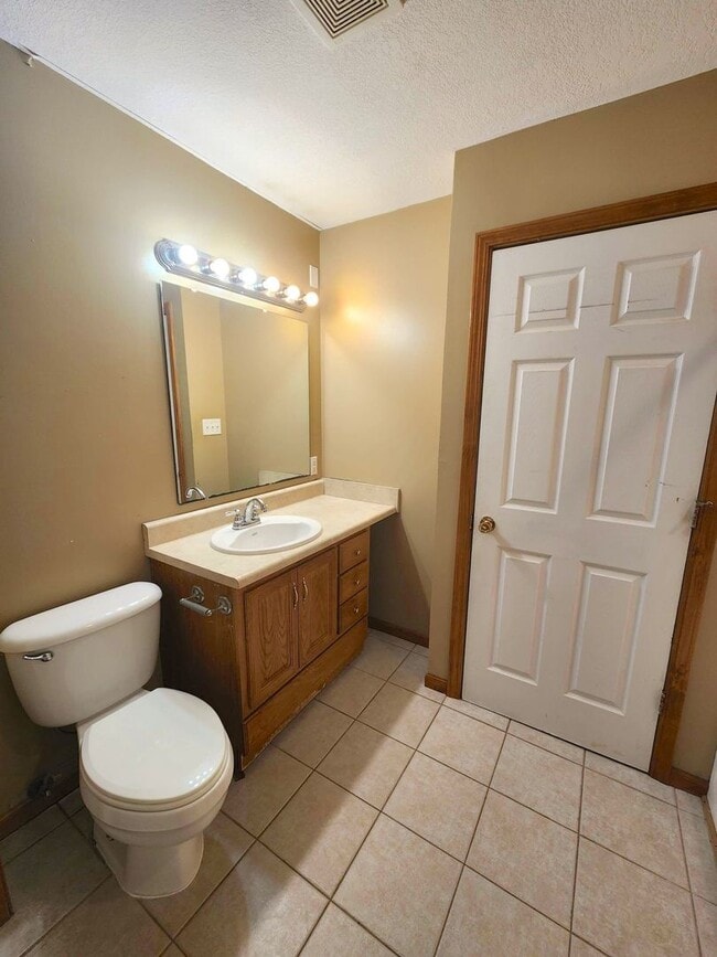 Building Photo - Cute home with amazing natural lighting! Check it out today!