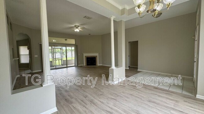 Building Photo - 8943 Country Bend Cir N